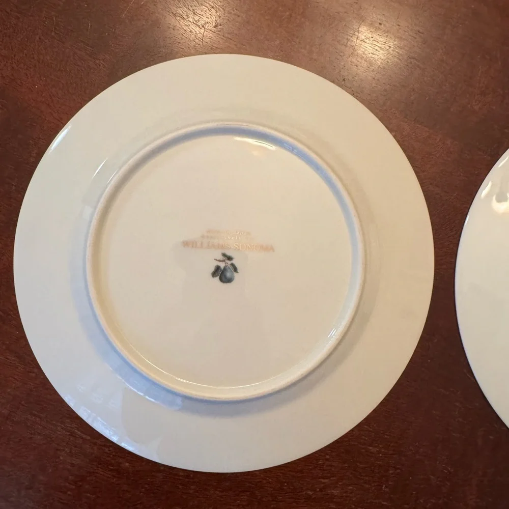 Williams Sonoma BUNDLE of 2 plates 8” diameter Salad Dessert Green Pear. EUC!